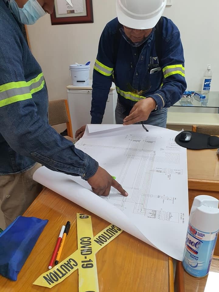 Equipo MIM Monterrey revisando planos técnicos de proyecto industrial